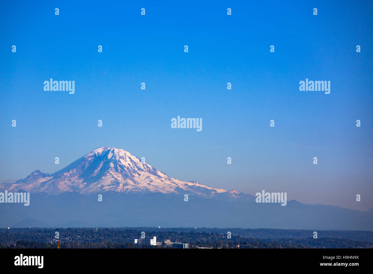 Blick auf den Mount Rainier gegen einen klaren blauen Himmel von der Oberseite der Space Needle Seattle, WA Stockfoto