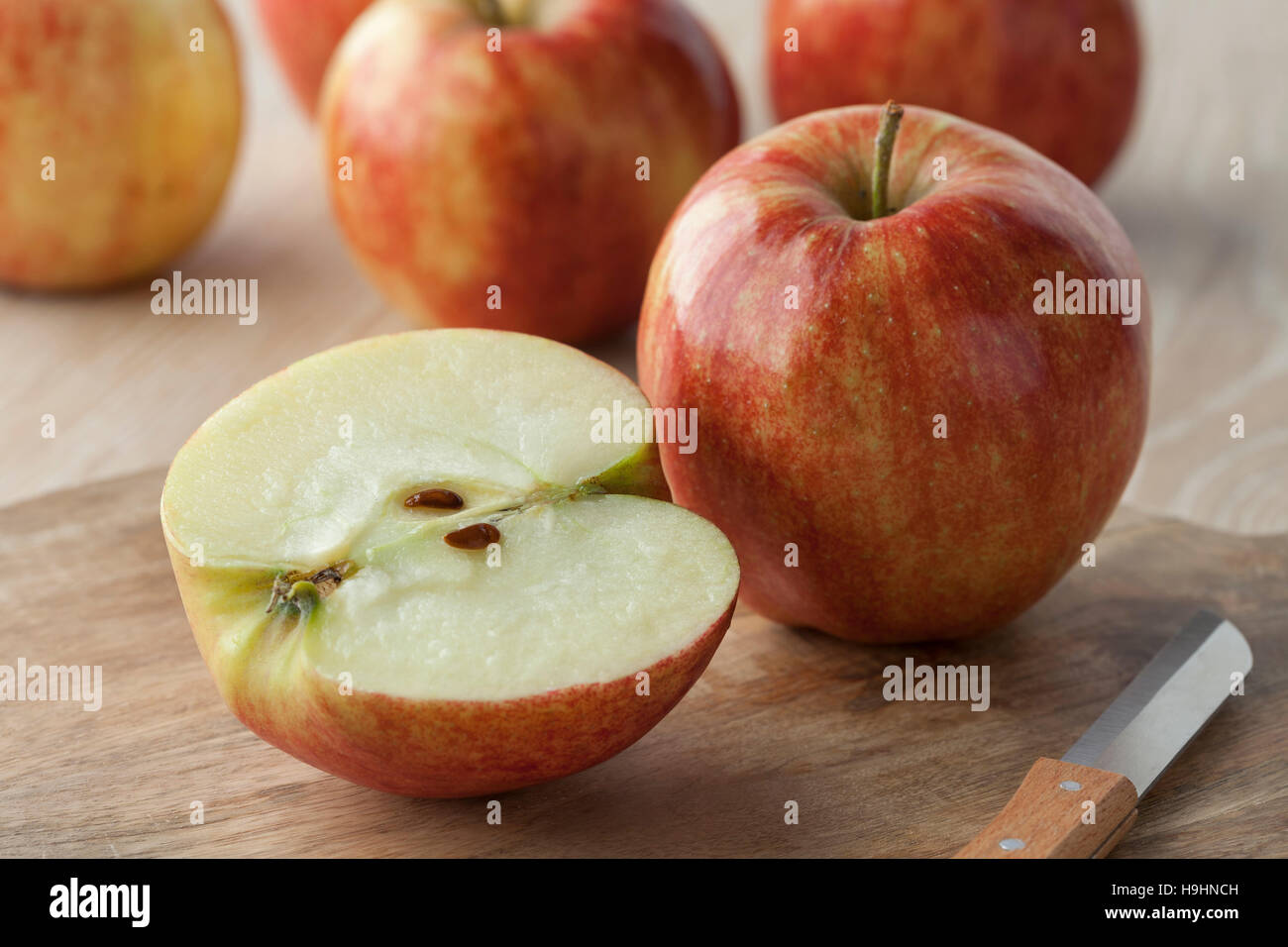 Gesunden ganze und halbe Äpfel Stockfoto