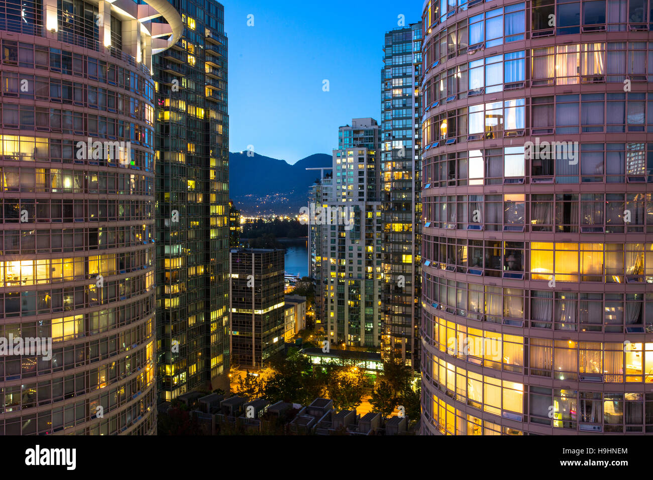 Blick auf die Innenstadt von Vancouver in der Nacht erhöhten - Vancouver, British Columbia. Stockfoto