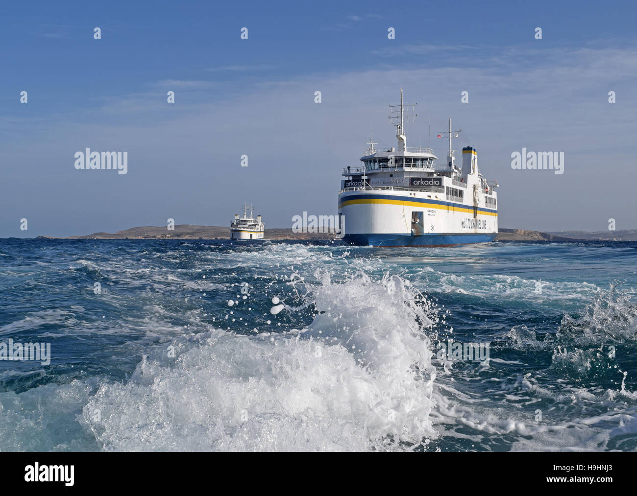 Nach außen gebunden und nach innen gebunden Gozo Channel Line Fähren überqueren den Toren Mġarr Hafen Stockfoto