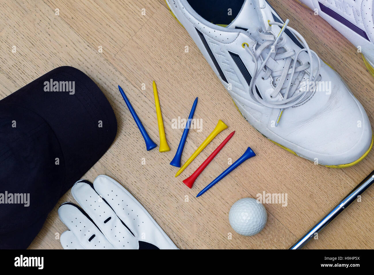 einen Überblick über verschiedene Golf-Tools wie Schuhe, t-Shirts, Handschuh, Ball und GAP Stockfoto
