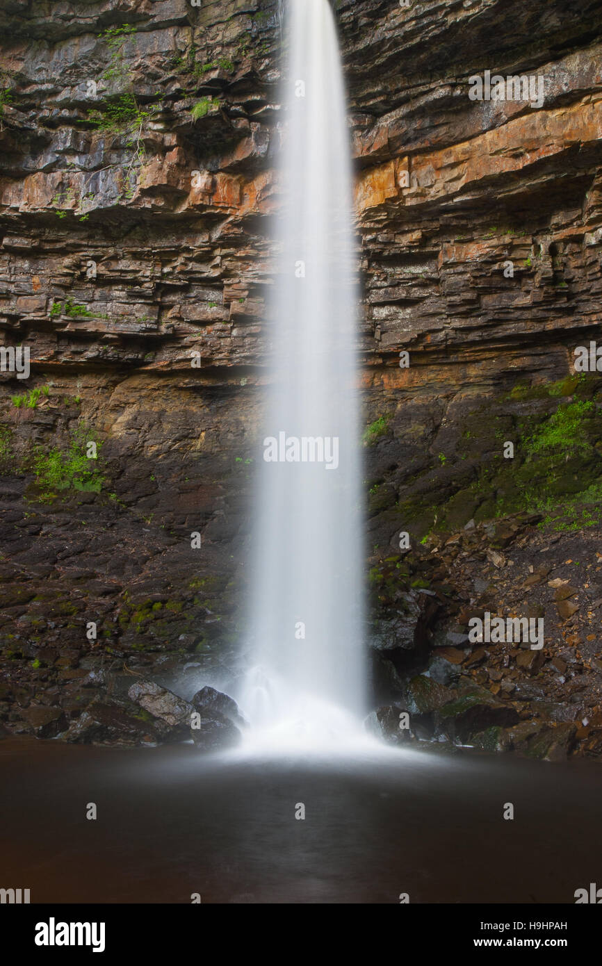 Hardraw Kraft Wasserfall Leyburn, North Yorkshire.Hardraw Kraft ist Englands größte Tropfen Wasserfall, einer renommierten 100 Fuß fallen. Stockfoto