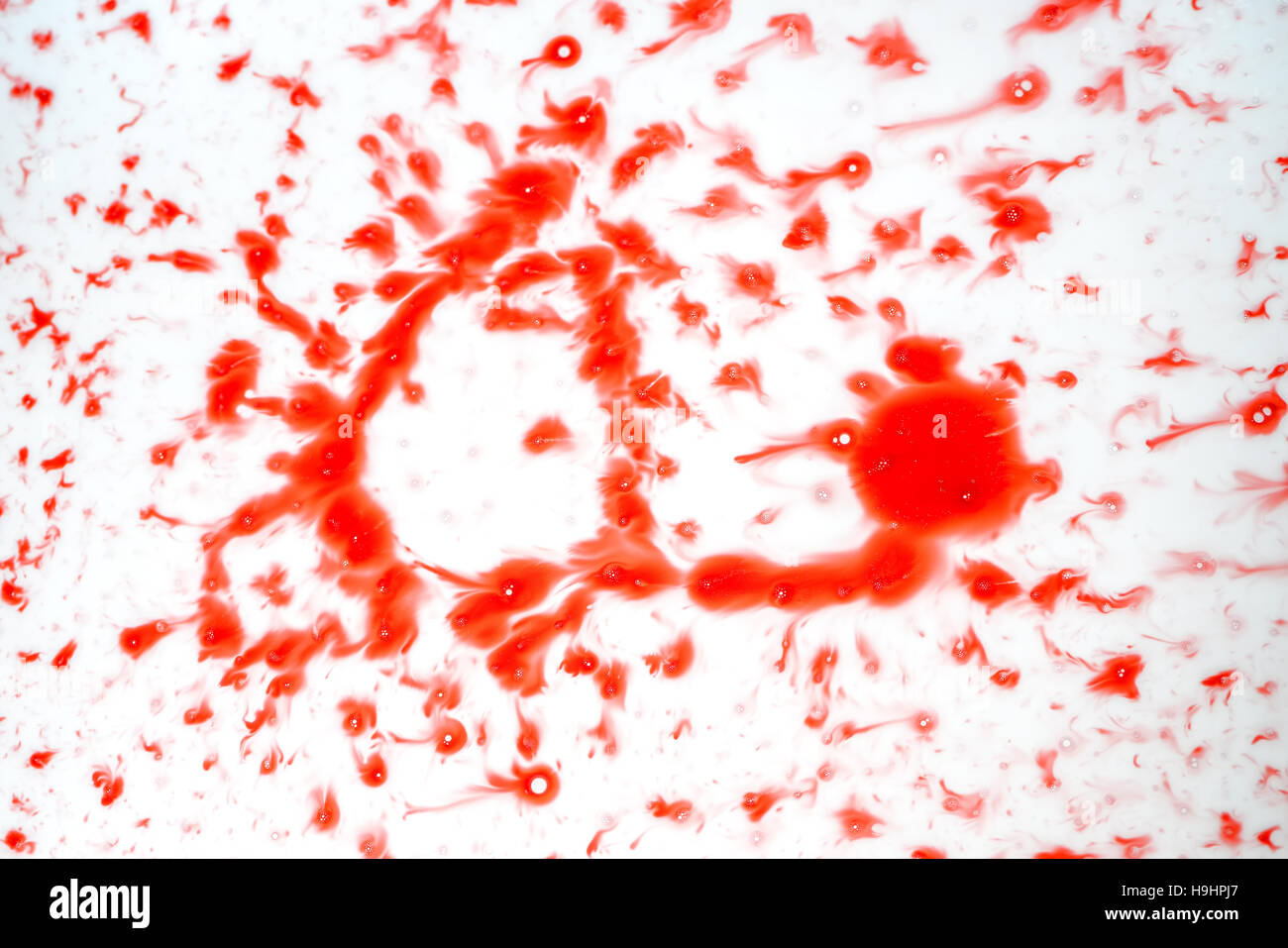 Blut tropft auf weißen Oberfläche, abstrakten Hintergrund für Gewalt, Mord und Verbrechen-Szene Stockfoto