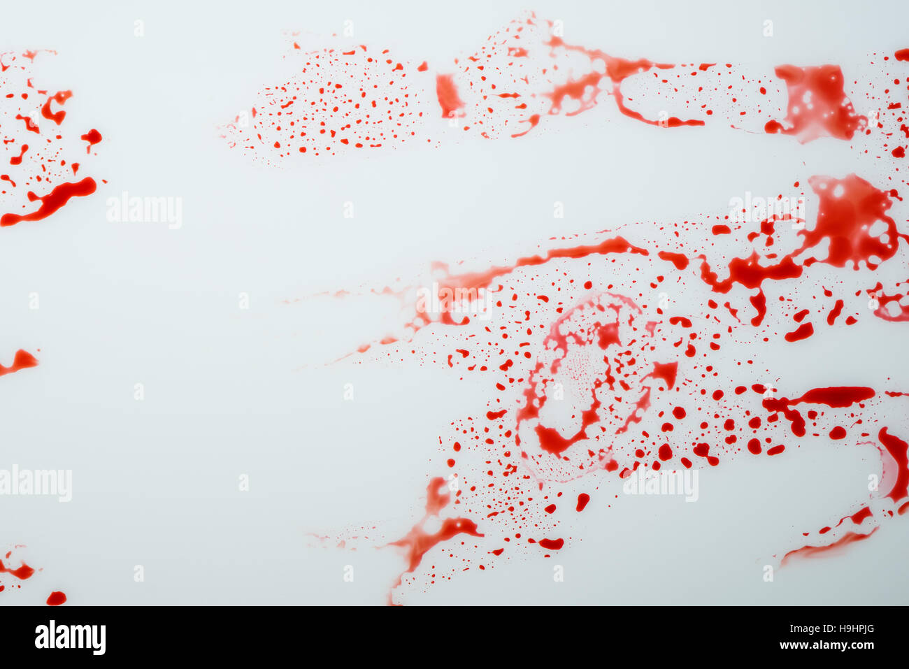 Blut tropft auf weißen Oberfläche, abstrakten Hintergrund für Gewalt, Mord und Verbrechen-Szene Stockfoto