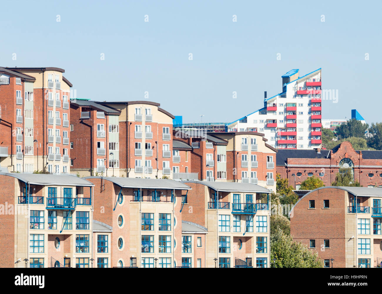 Waterside Apartments mit Blick auf den Fluss Tyne auf Der Quauyside in Newcastle upon Tyne, England, Vereinigtes Königreich Stockfoto