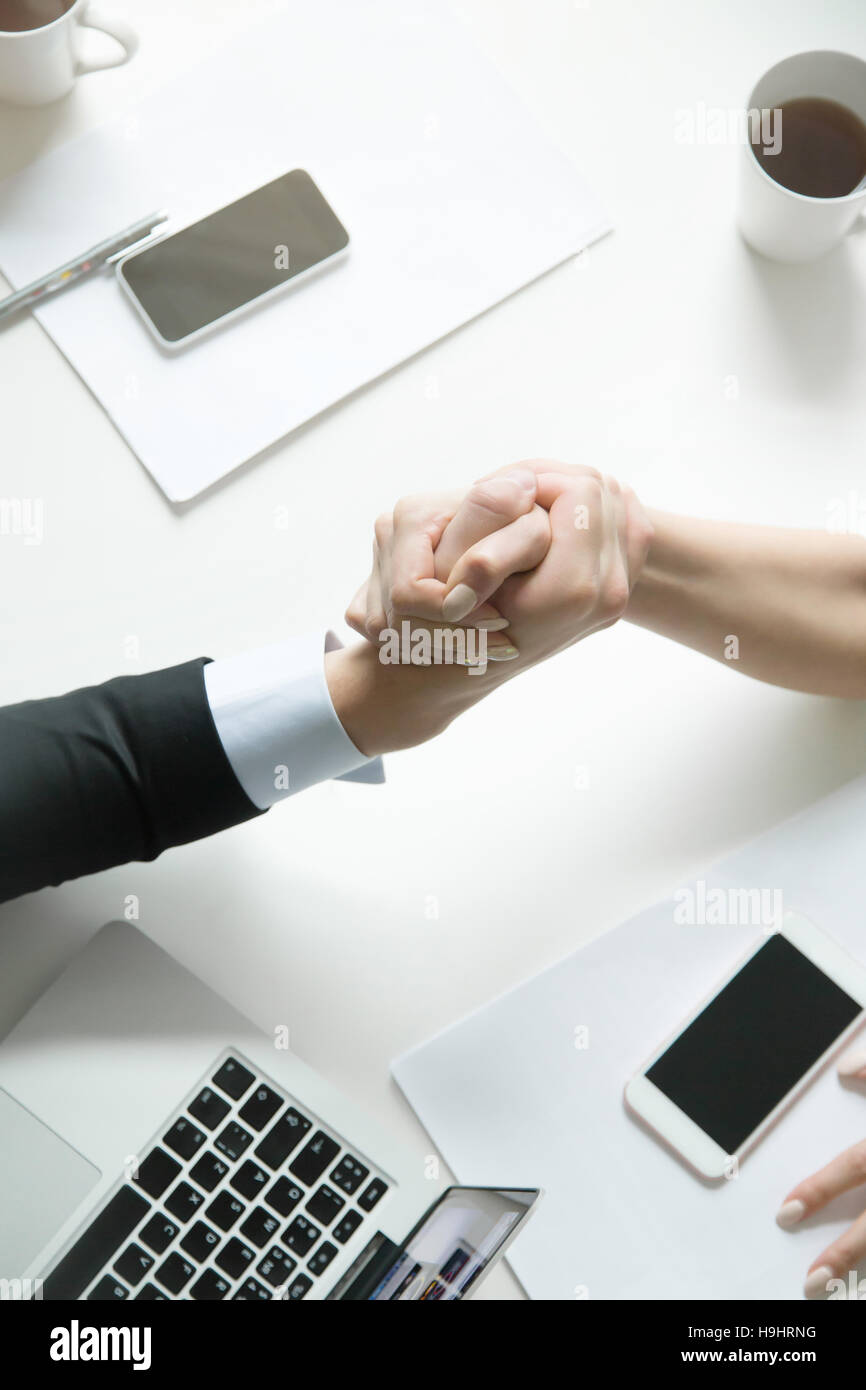 Unternehmer und Unternehmerin armwrestling Stockfoto