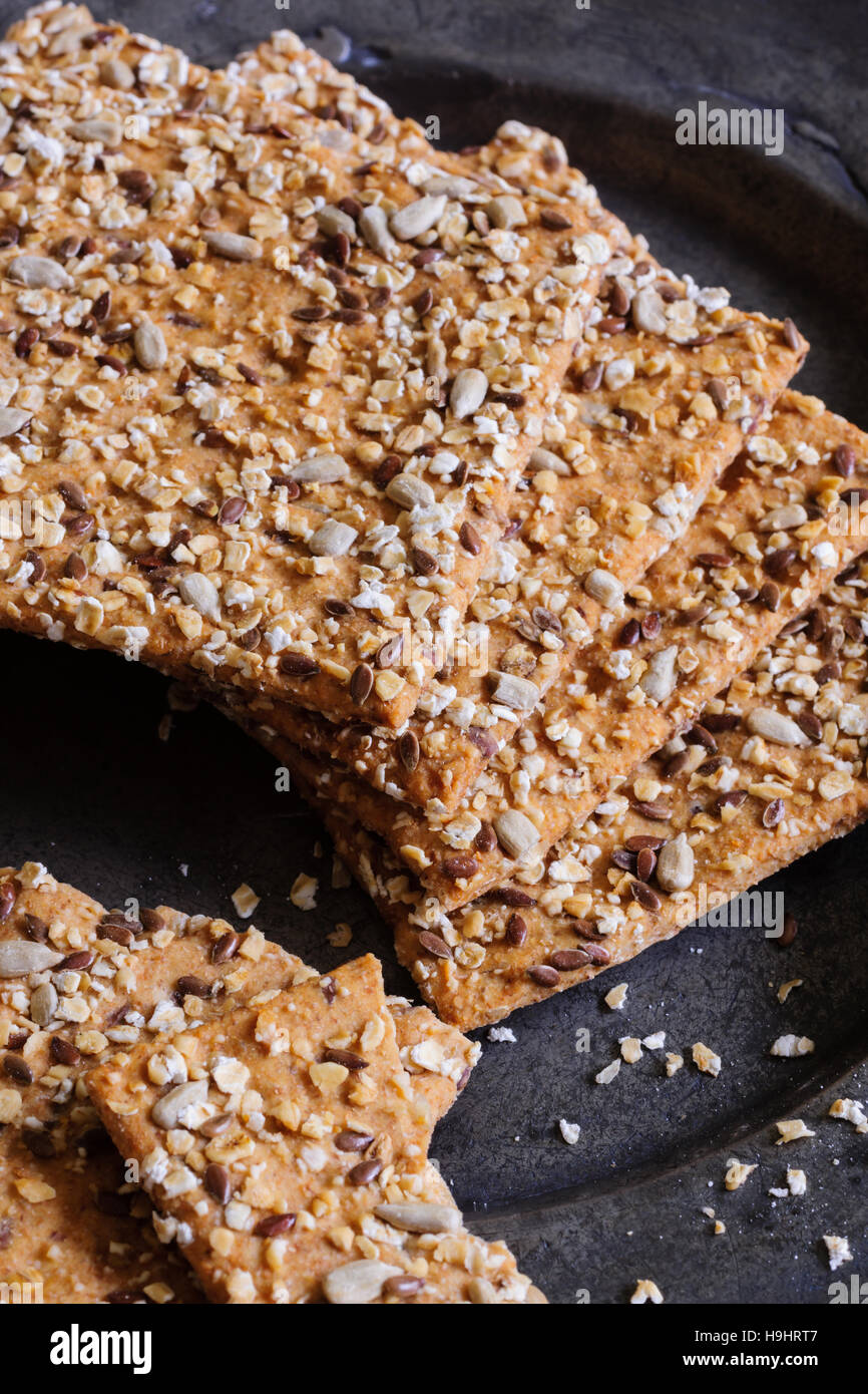 Dinkel und Müsli essen Kekse oder Zwieback einen gesunden knackigen Bio-snack Stockfoto