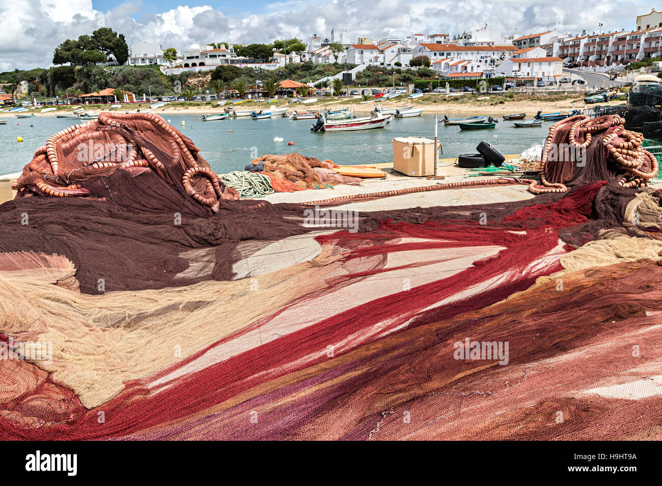 Fischernetze, trocknen in der Sonne, Alvor, Algarve, Portugal Stockfoto