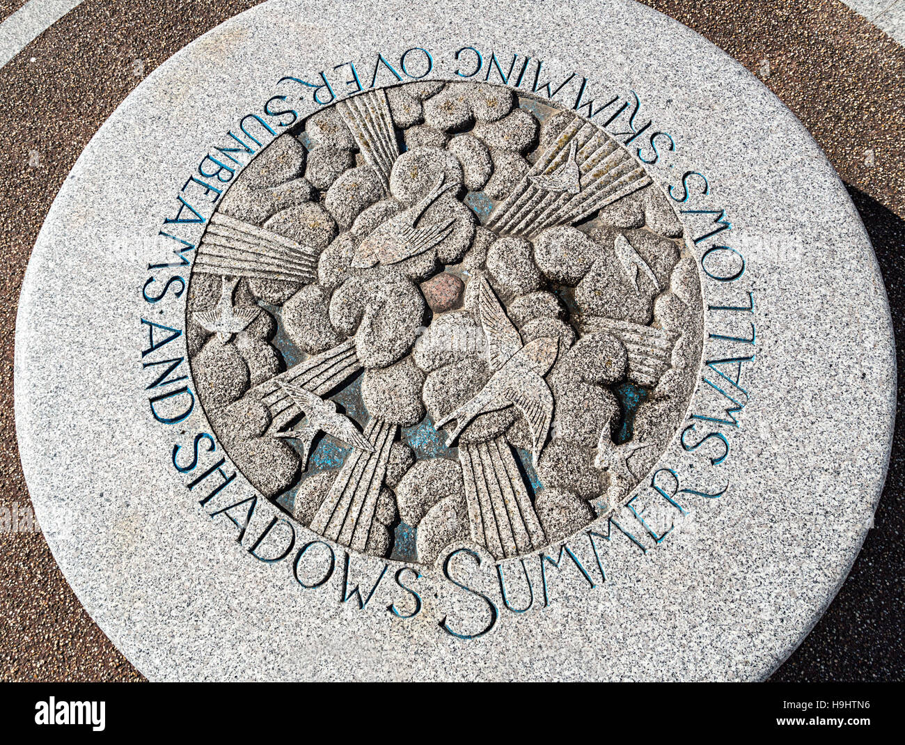 Schwalben und Amazons Kunstwerk aus Stein auf Stein Jetty, Morecambe, England, UK Stockfoto