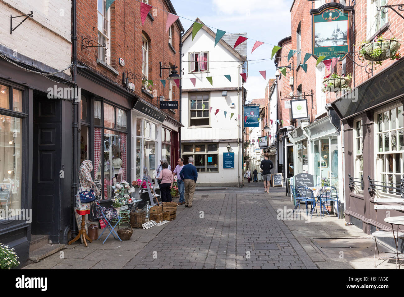 Gasse mit Geschäften, Hereford, Großbritannien Stockfoto