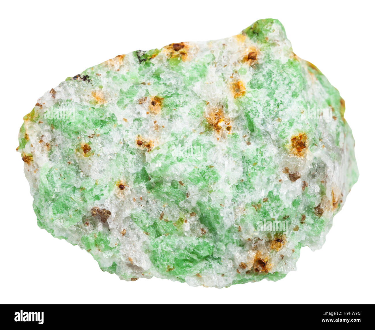 Makro-Aufnahmen der Probe der natürlichen Mineral - grüne Edenite Kristalle in Stein isoliert auf weißem Hintergrund Stockfoto
