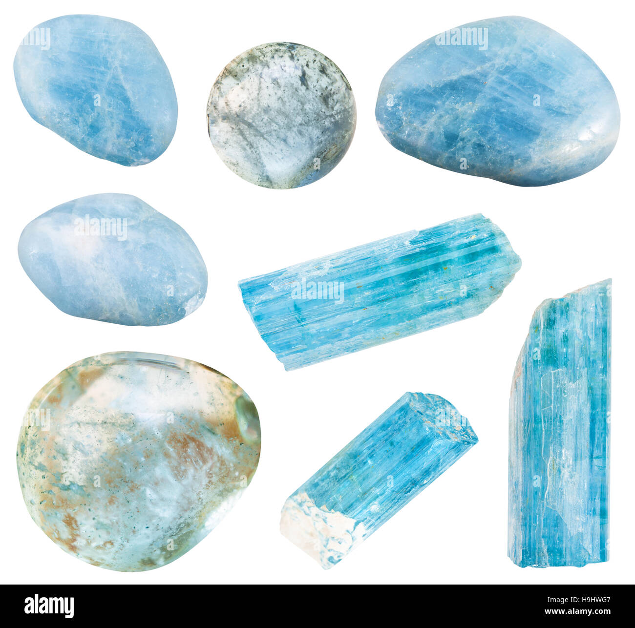 Reihe von verschiedenen Aquamarin (blaue Beryl) mineralische Kristalle und polierte Edelsteine isoliert auf weißem Hintergrund Stockfoto