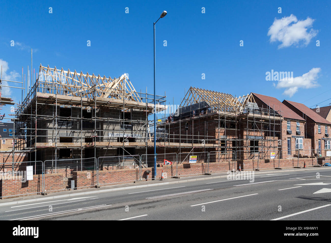 Neues Haus bauen auf einem neuen Anwesen am Stadtrand von Abergavenny, Wales, UK Stockfoto