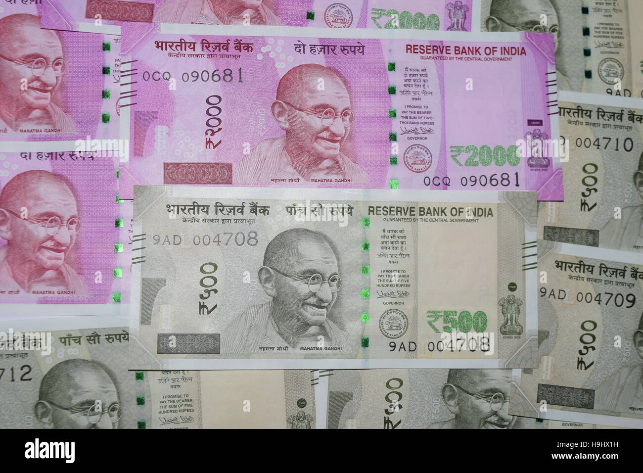 Indien-Neugeld von 500 bis 2000 indischer Währung Banknoten neu freigegeben, nachdem Demonetisierung des alten Notizen Stockfoto