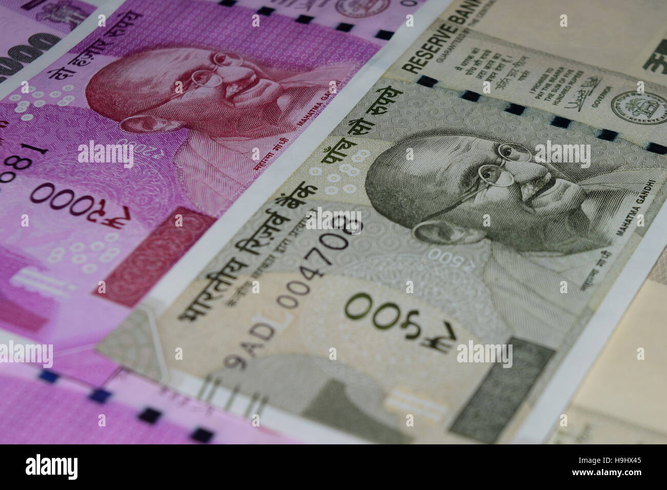 Mahatma Gandhi im Hochformat in neuesten 500 und 2000 Rupien Währungen Hinweis in Indien nach dem Verbot der alten bank Banknoten Stockfoto