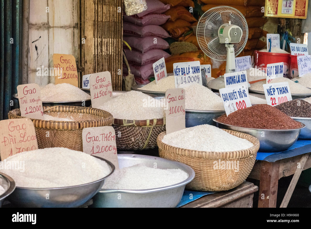 verschiedene Arten von Reis für den Verkauf auf einem lokalen Markt in Vinh Long, Mekong Delta, Vietnam, Asien Stockfoto