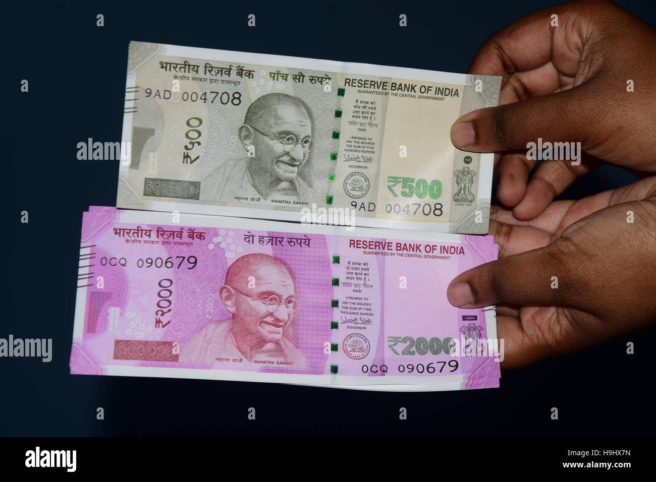 Die neue Währung Noten von 500 500 und 2000 zweitausend indischen Rupien Indien Geldwechsel mit neue Notiz anzeigen Stockfoto