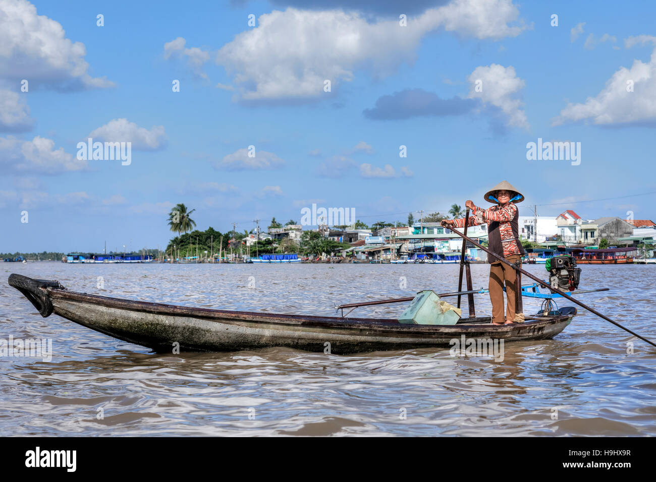 Frau einen Sampan-Ruderboot am Fluss Hau in Can Tho, Mekong-Delta, Vietnam, Asien Stockfoto