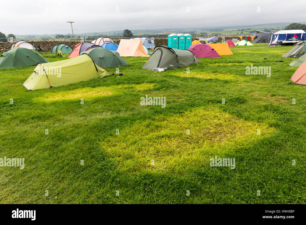 Grass betroffen Zelt Abdeckung auf Campingplatz, Yorkshire, Großbritannien Stockfoto