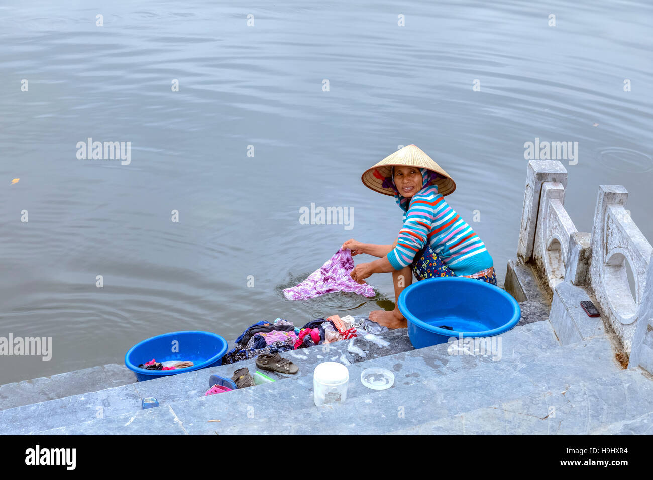 Frau, die die Wäsche im Fluss in Tam Coc, Ninh Binh, Vietnam, Asien Stockfoto