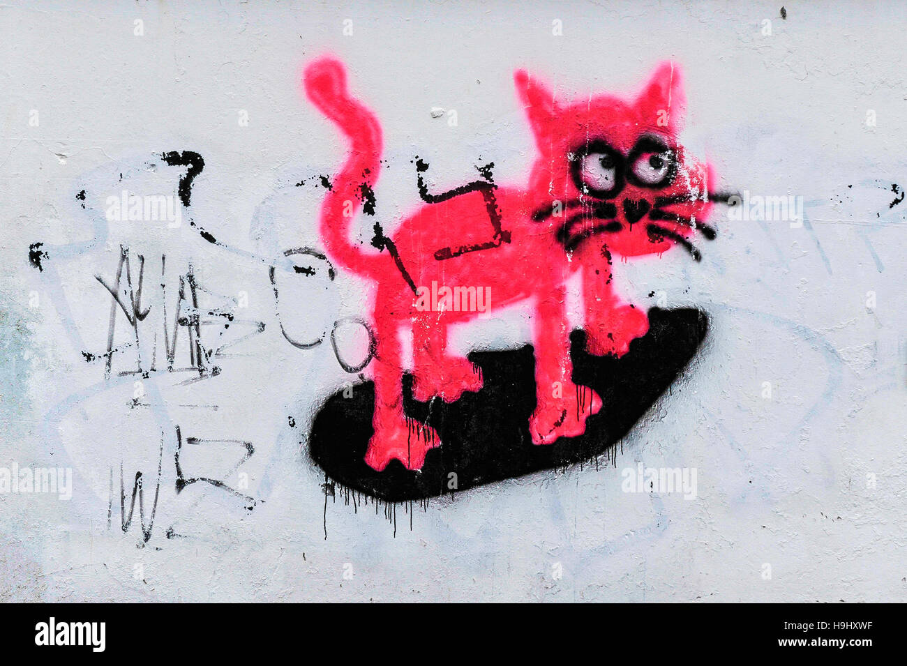 Graffiti - ein Cartoon rosa Katze auf eine Wand gesprüht. Stockfoto