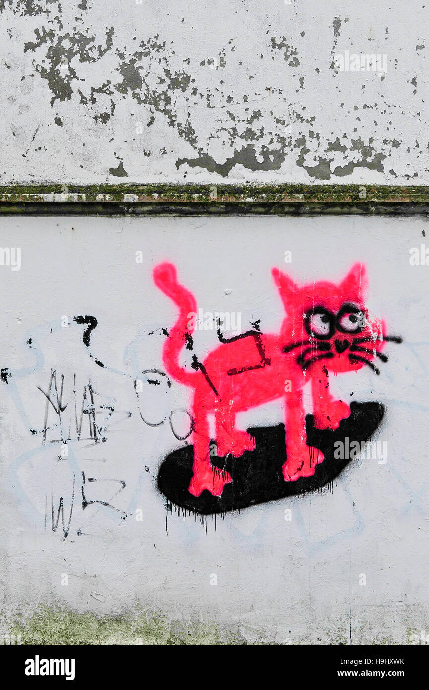 Graffiti - ein Cartoon rosa Katze auf eine Wand gesprüht. Stockfoto