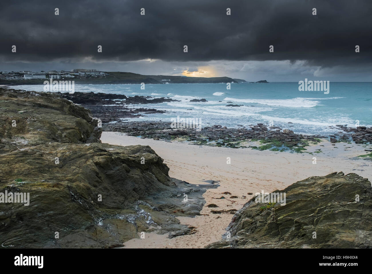 Angus Sturm nähert sich wenig Fistral an der Küste von North Cornwall. UK-Wetter. Stockfoto