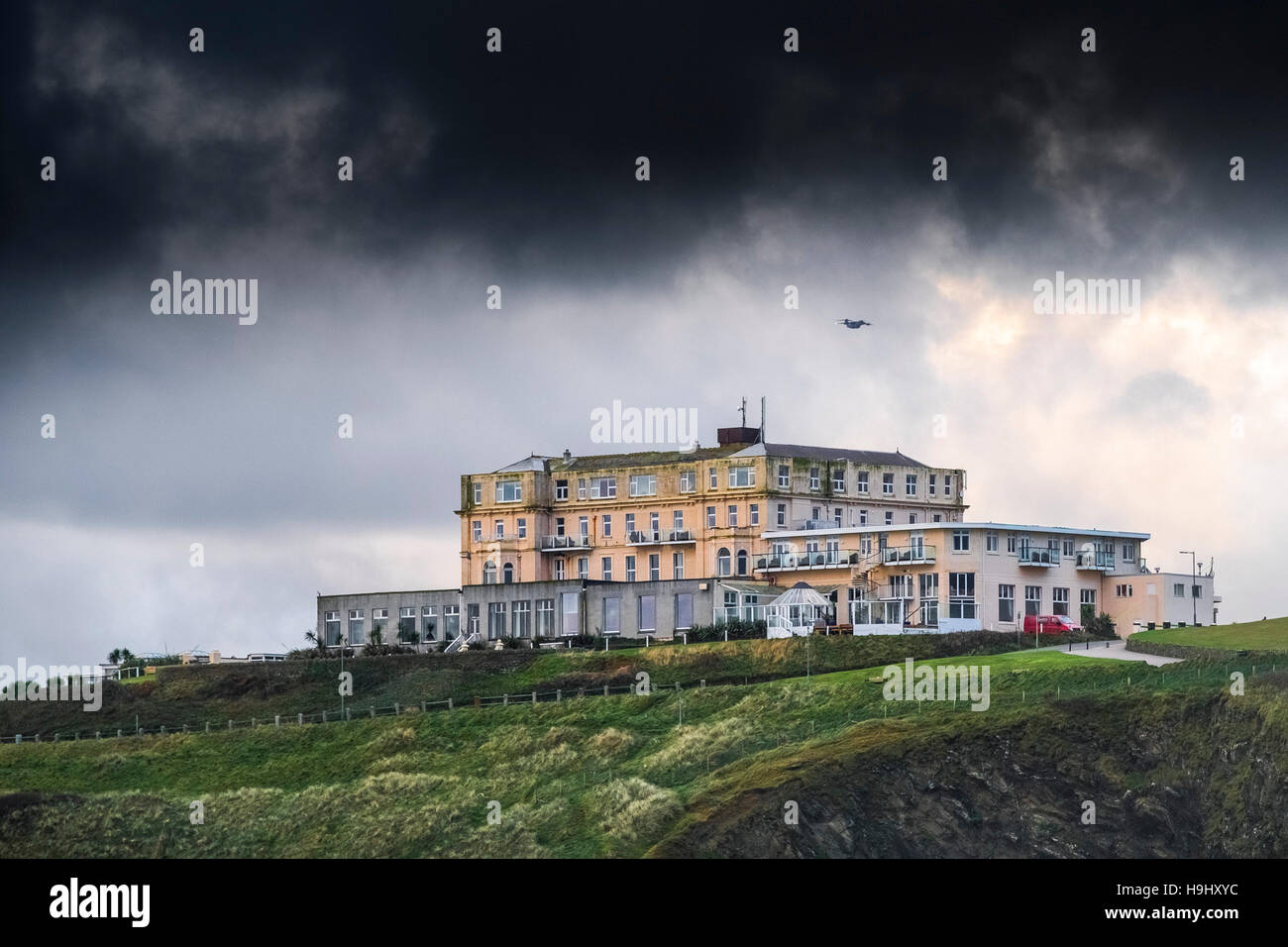 Dunkle Wolken aus Sturm Angus Versammlung über The Atlantic Hotel in Newquay, Cornwall. UK-Wetter. Stockfoto