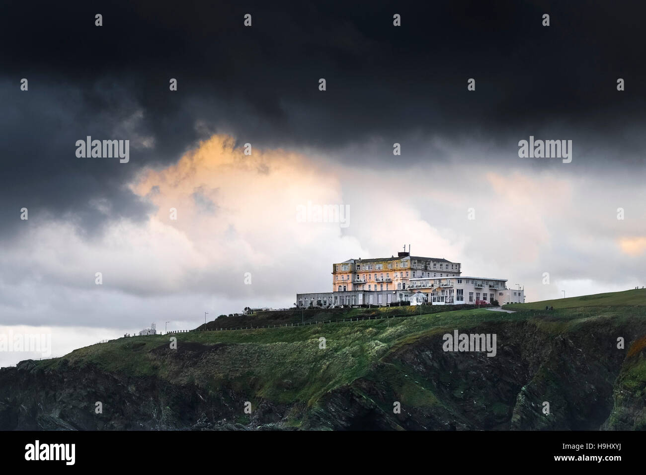 Dunkle Wolken aus einem Sturm, der sich über Das Atlantic Hotel in Newquay, Cornwall versammelt. Wetter in Großbritannien. Stockfoto