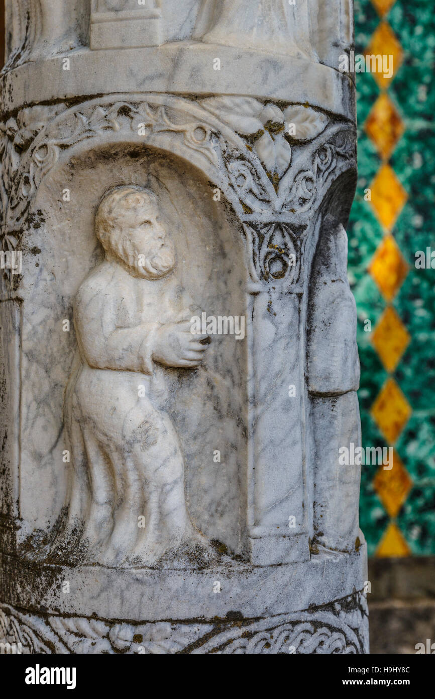 Religiöse Motive geschnitzt auf Spalten auf dem Gelände der Villa Cimbrone, Ravello, südlichen italienischen 11thC. Stockfoto