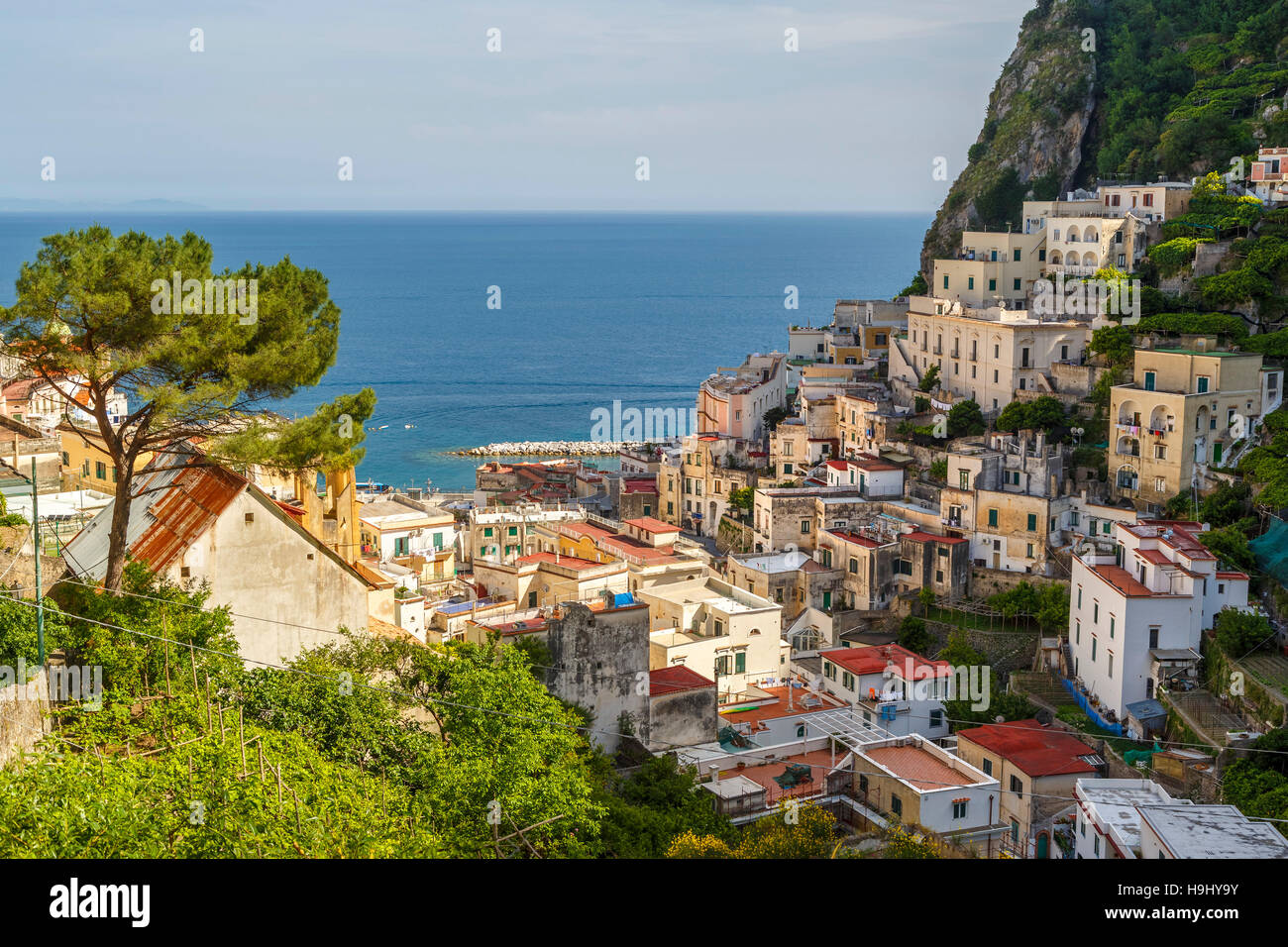 Der Blick auf die Küste Stadt Atrani auf der Amalfi Küste, Kampanien, Salerno in Süditalien. Stockfoto