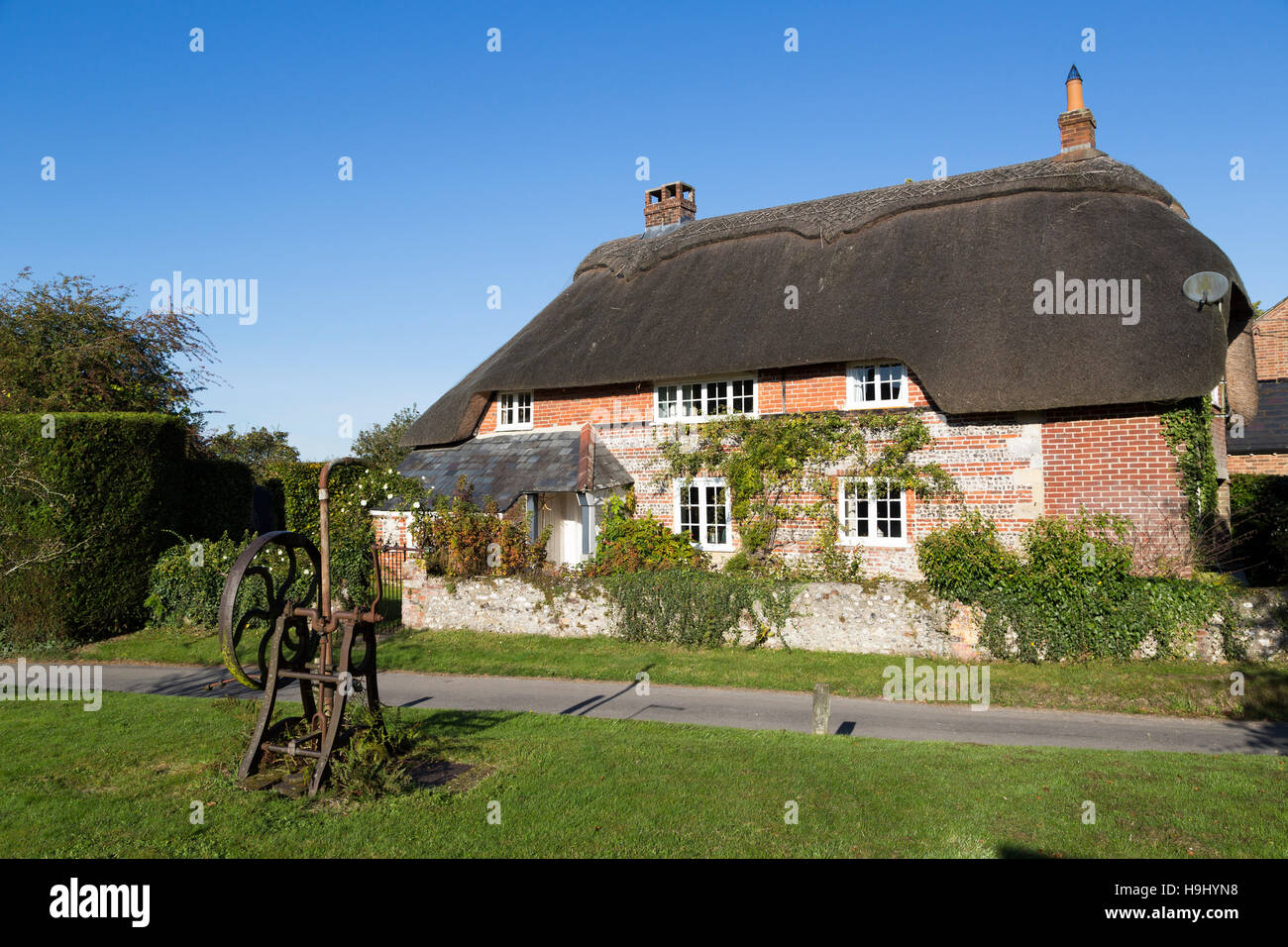 Strohgedeckte Haus im Dorf von Martin, Hampshire, UK Stockfoto