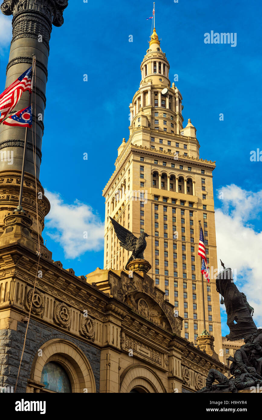 Clevelands Terminal Turm erhebt sich über Soldiers and Sailors Monument, das ehrwürdige Bürgerkrieg-Denkmal auf dem öffentlichen Platz Stockfoto Clevelands Terminal Turm erhebt sich über Soldiers and Sailors Monument, das ehrwürdige Bürgerkrieg-Denkmal auf dem öffentlichen Platz Stockfoto