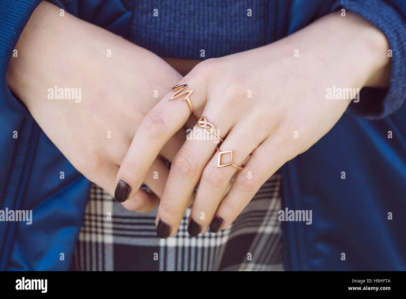 Weibliche Hände mit Sammlung von Hipster goldene Ringe Stockfoto