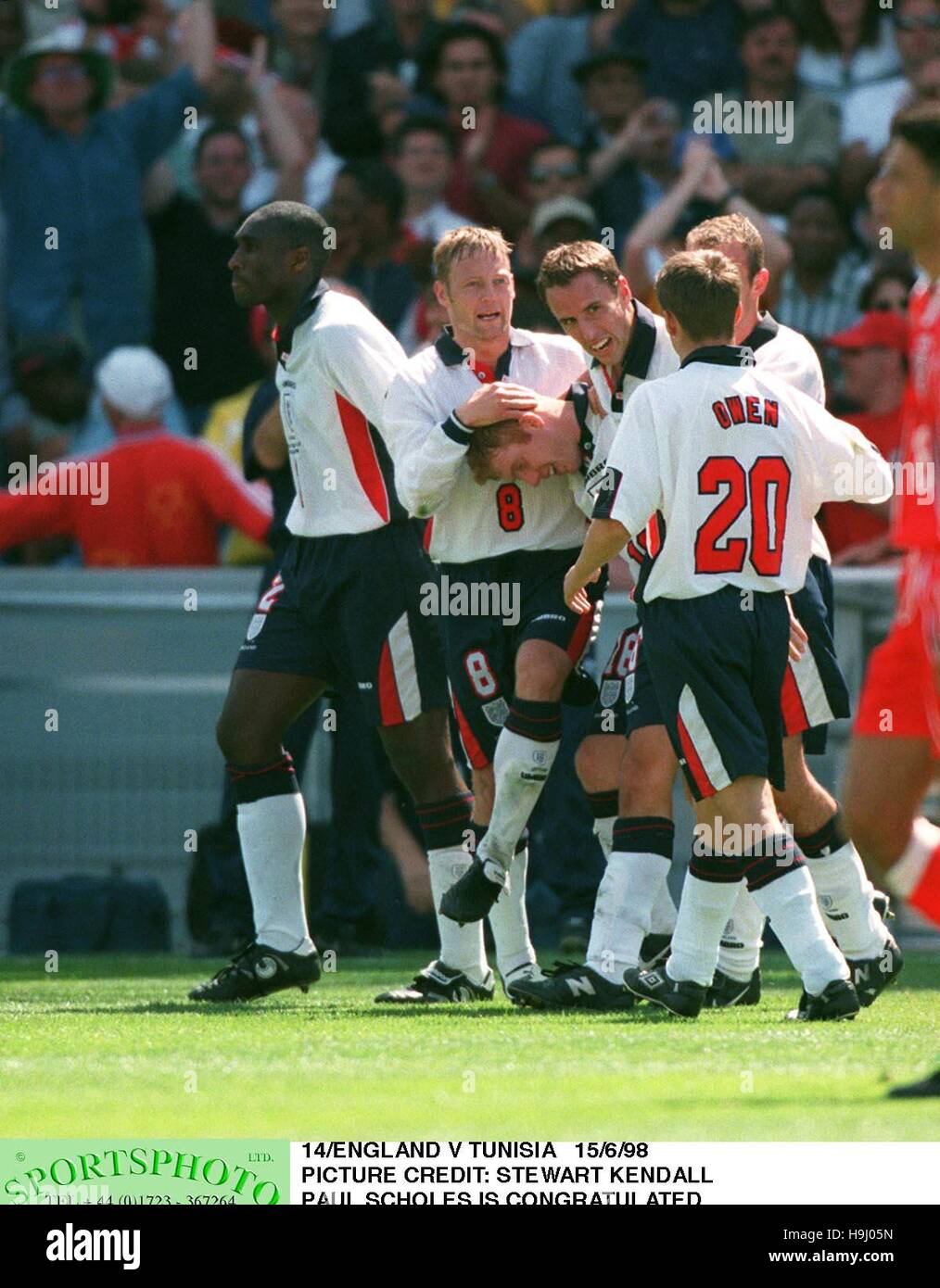 PAUL SCHOLES & Teamkollegen ENGLAND V Tunesien 17. Juni 1998 Stockfoto