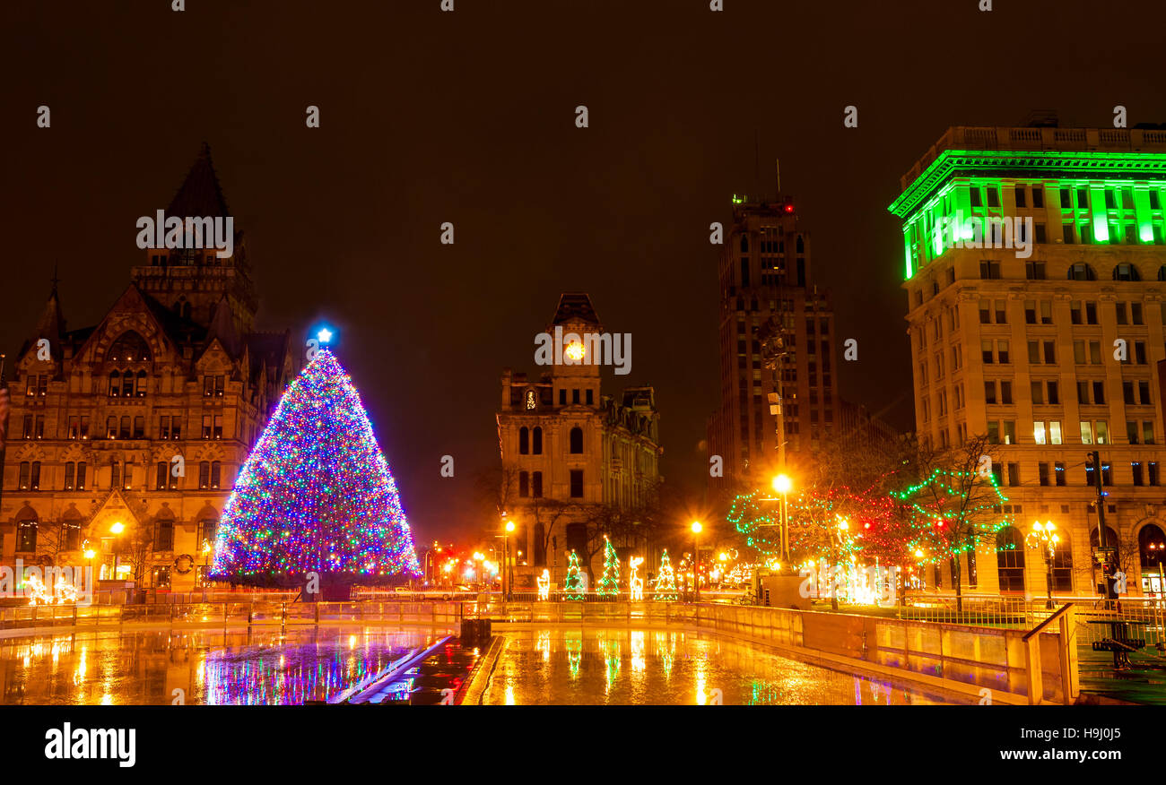 Clinton Square in Syracuse, New York, beleuchtet für Weihnachten Stockfoto