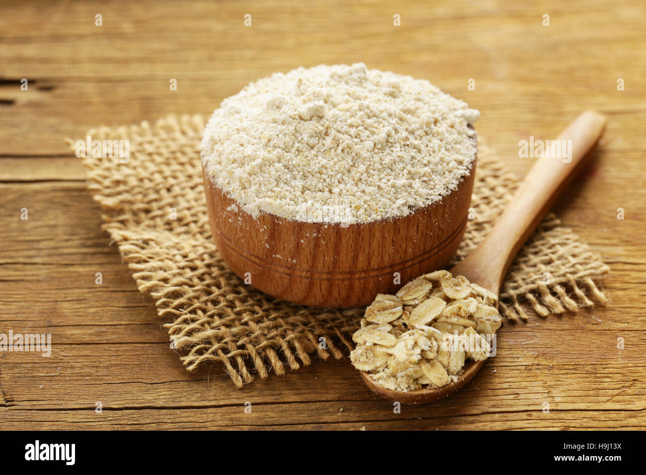 Natürliche organische Hafermehl in einer Holzschale Stockfoto