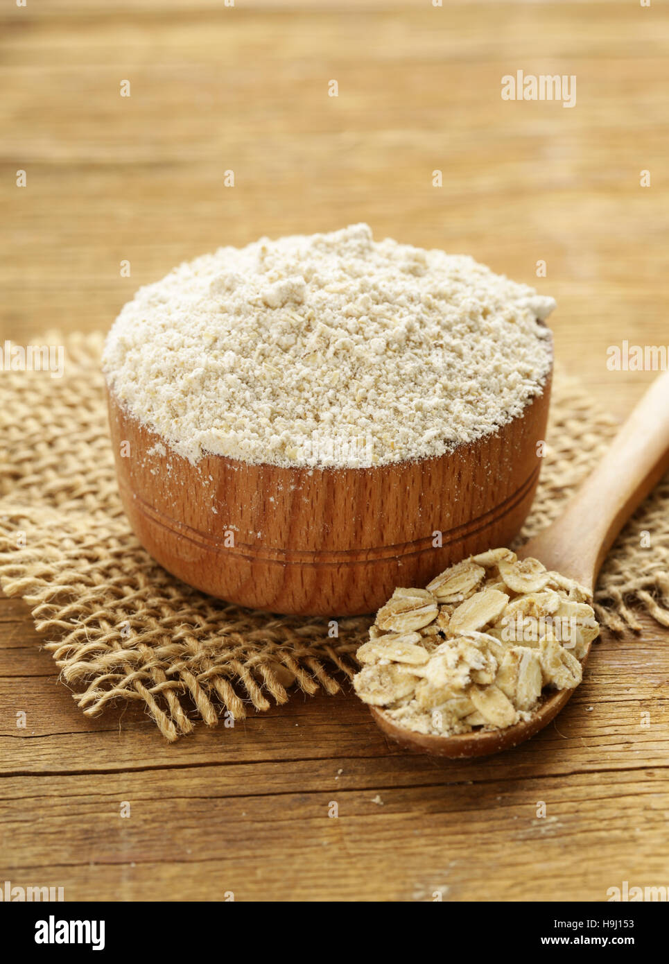 Natürliche organische Hafermehl in einer Holzschale Stockfoto