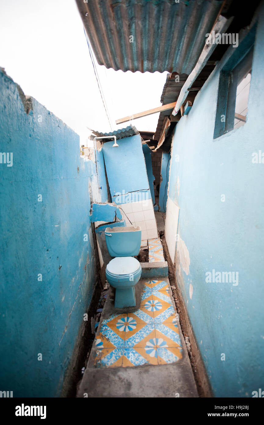 Zerstört Badezimmer in das Haus in San marcos Department von einem m7.4 Erdbeben Guatemala nov. 7 2012. Stockfoto Zerstört Badezimmer in das Haus in San marcos Department von einem m7.4 Erdbeben Guatemala nov. 7 2012. Stockfoto