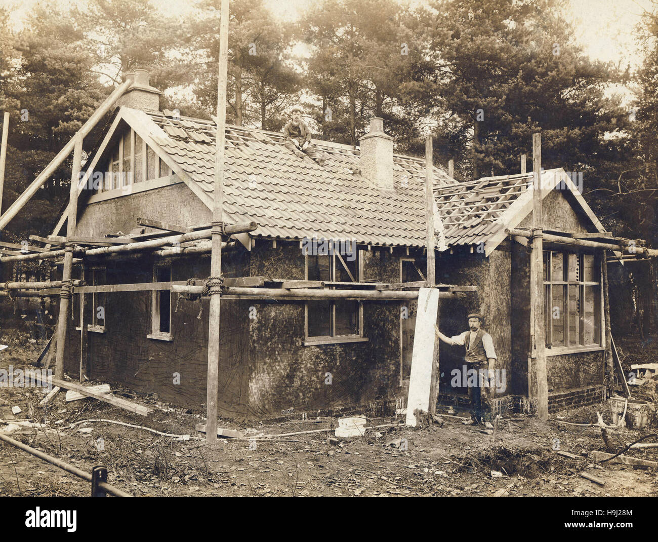 Historisches Archiv Bild der zwei Männer arbeiten für den Bau eines Bungalows in Ascot. Berkshire Stockfoto