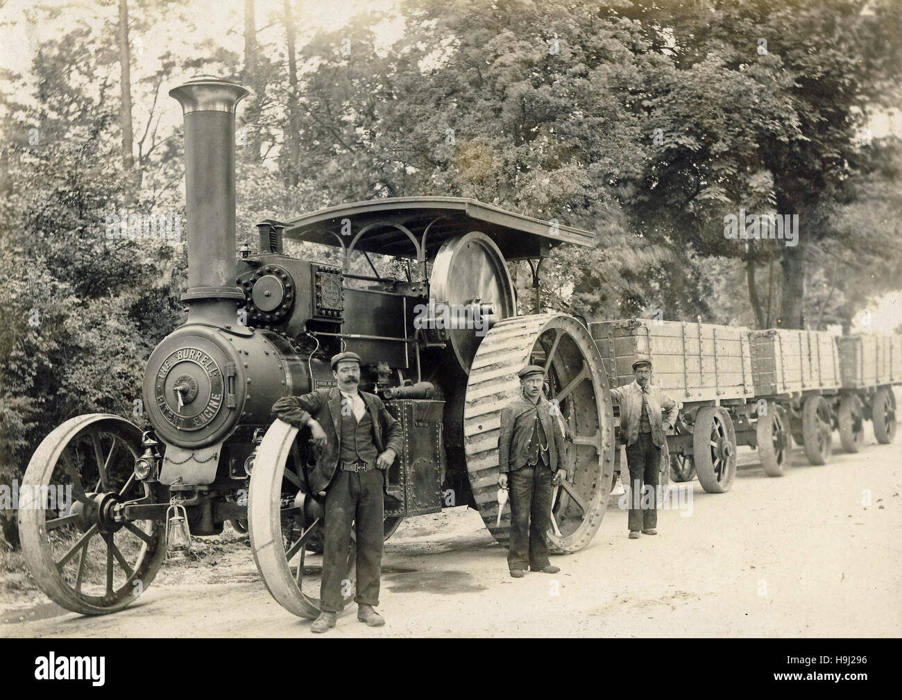 Historisches Archiv Bild von drei Männern mit einem Burrell Dampf Traktor und Fracht Wagen. 1906. Stockfoto