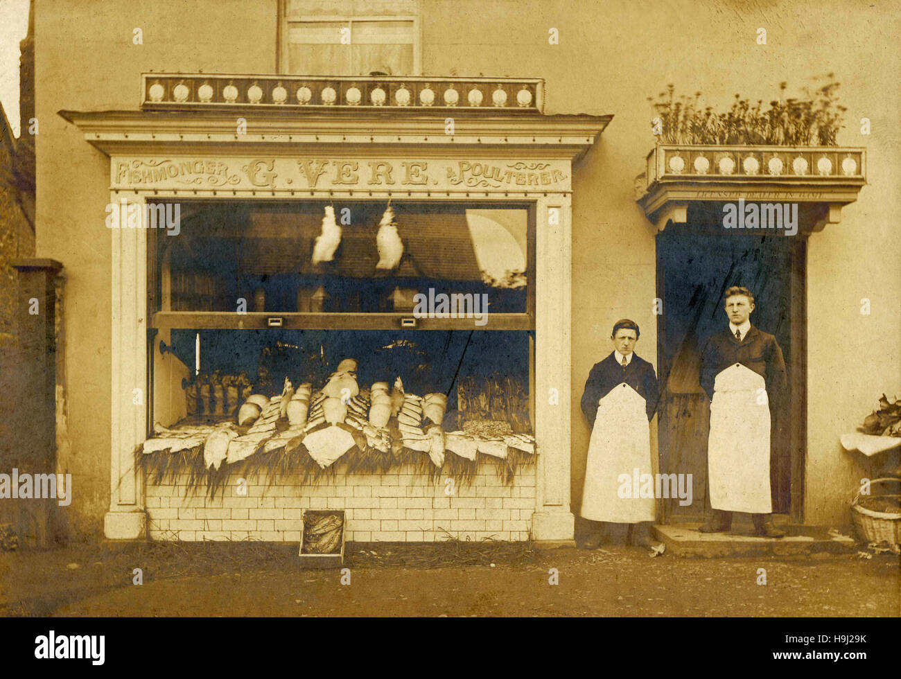 Historisches Archiv Bild von einem Fischhändler & Geflügelhändler Shop, Beaconsfield, London, 1900. Stockfoto