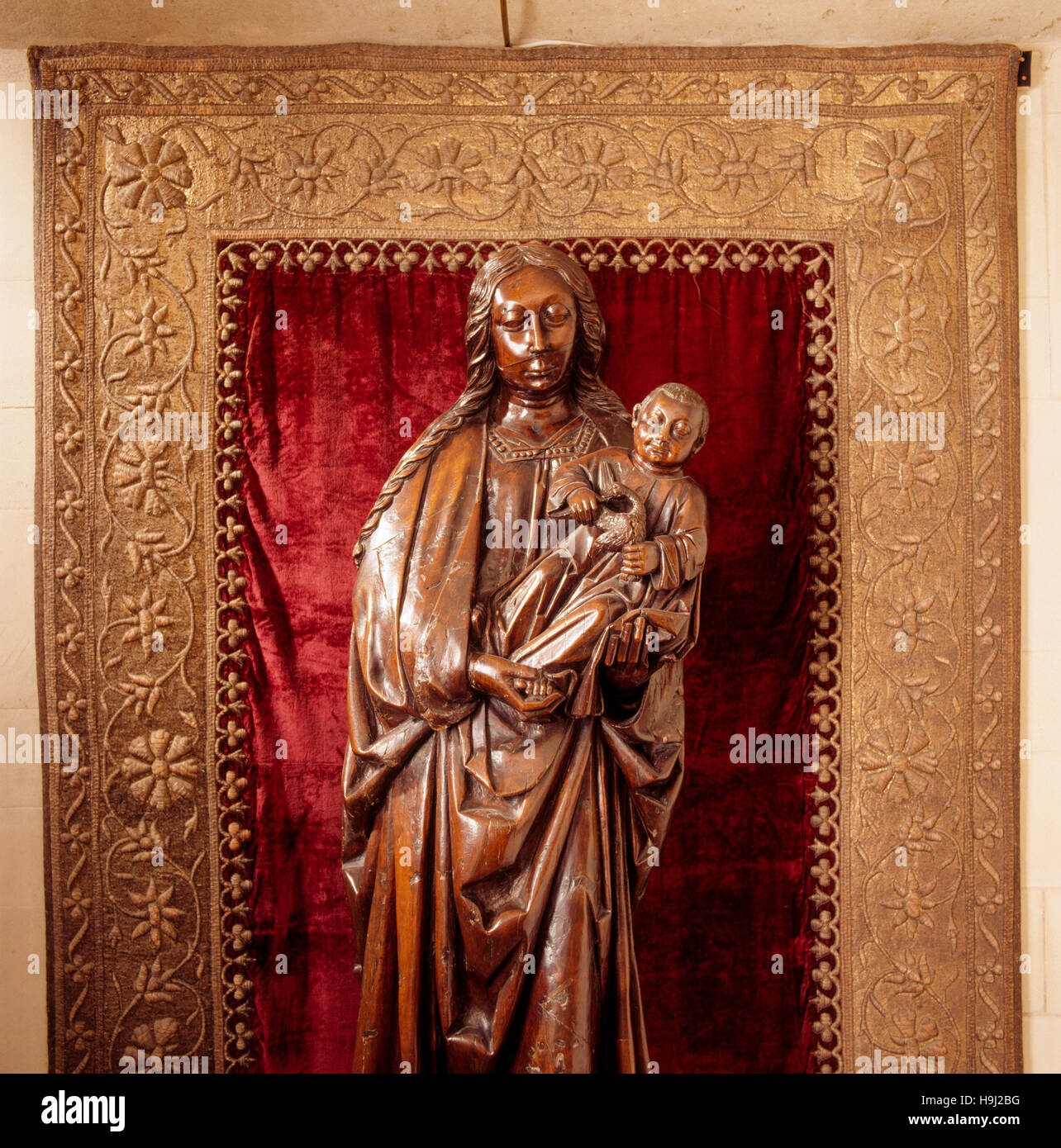 In der Long Gallery, fast lebensgroße geschnitzte Holzfigur der Jungfrau und des Kindes im Rahmen, in dem Alkoven. Es wurde in Nordeuropa in der Earl geschnitzt. Stockfoto