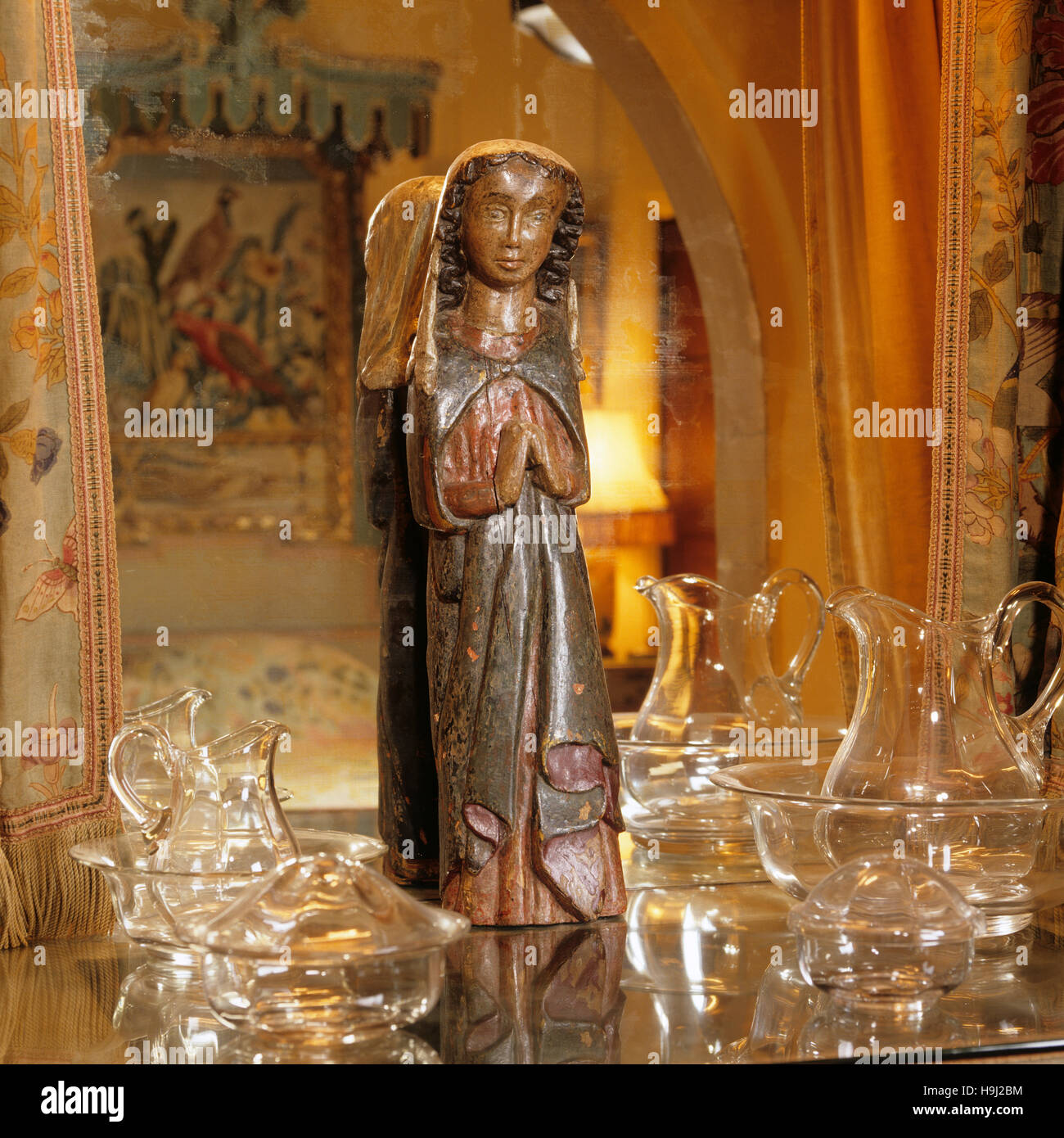Nahaufnahme der 14. Jahrhundert Figur der Jungfrau Maria in der vorherigen Raum wurde wahrscheinlich in Burgund geschnitzt. Stockfoto