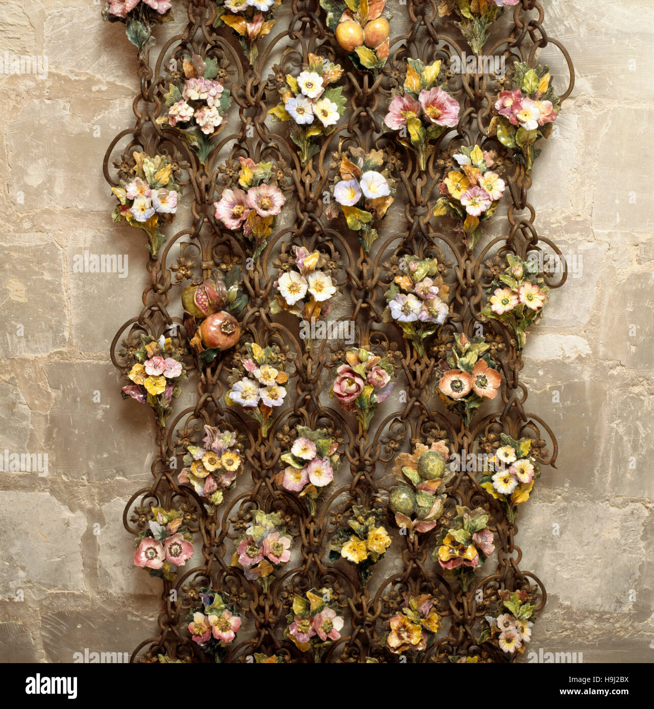 Der Norden italienischen Maschendrahtgeflecht-Bildschirm, dekoriert mit Keramik Obst und Blumen in der Süd-Terrasse zeugt von Herrn Fairhaven Liebe zum Handwerk Stockfoto