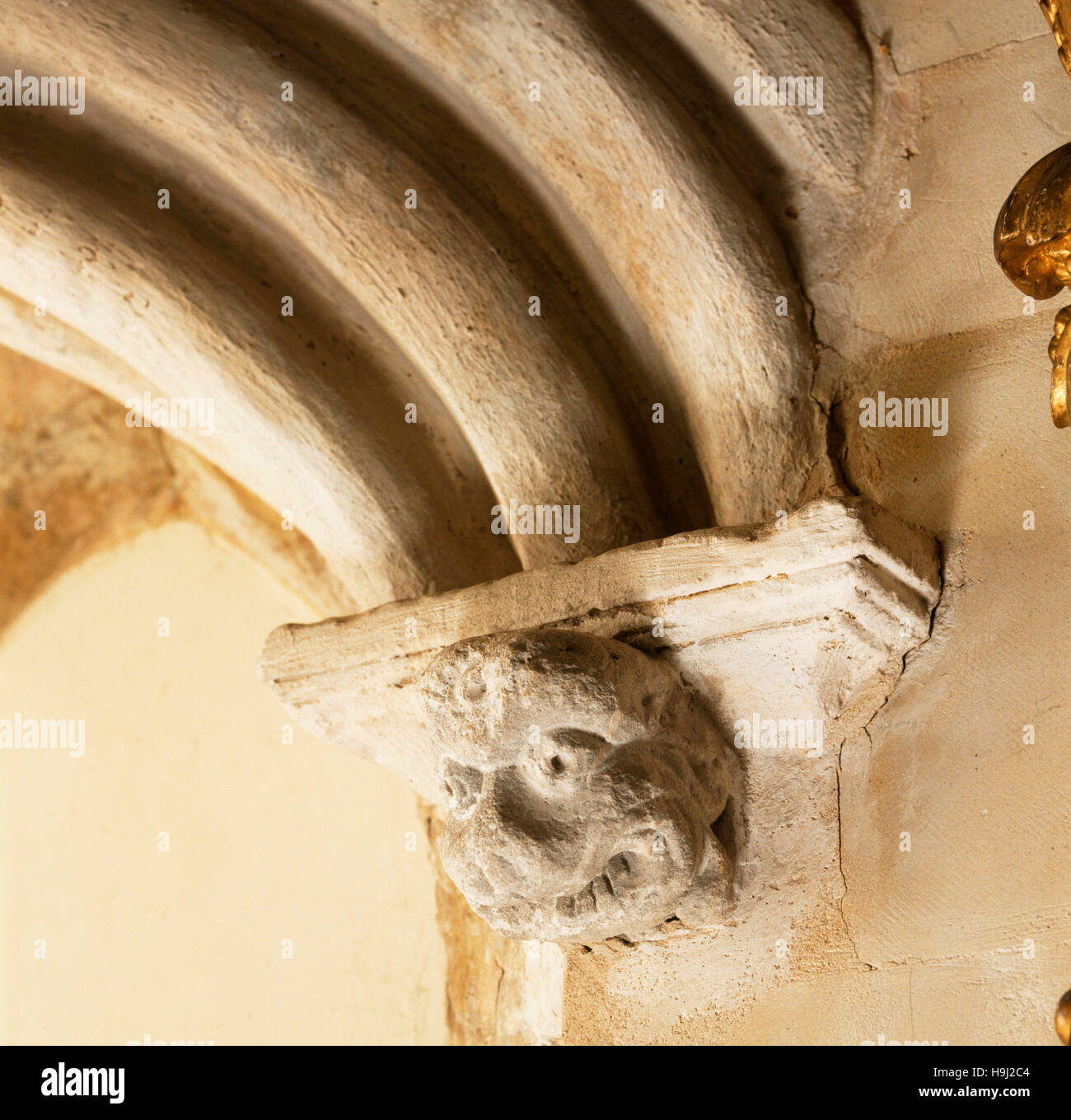 Die lange Galerie, Detail der Torbogen von Ramsey Abbey. Stockfoto