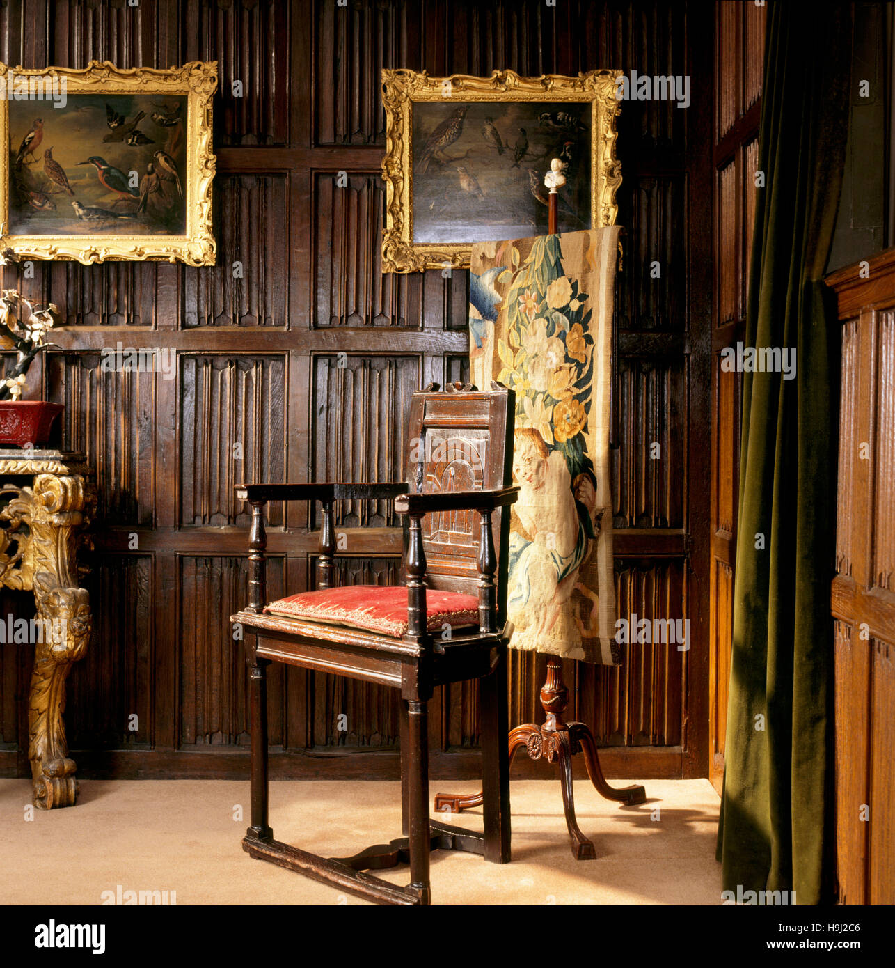 Die kleinen hölzerne Stuhl (Caquetoire) ist eine berühmte Reliquie. Hergestellt in Frankreich c.1600it gesagt worden ist, so dass Shakespeare gehört haben Stockfoto