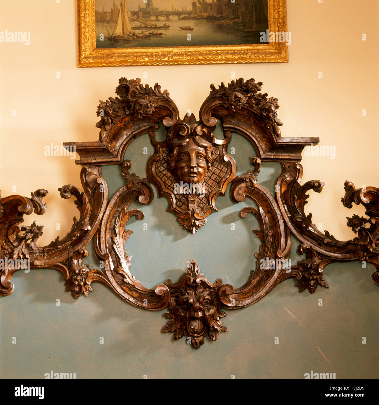Die geschnitzten Kiefer Bedhead in der Mitte des 18. Jahrhunderts Rokoko-Stil von Matthias Lock wahrscheinlich begann sein Leben als ein Spiegelrahmen. Jetzt im Schiff Schlafzimmer im Winkel Stockfoto