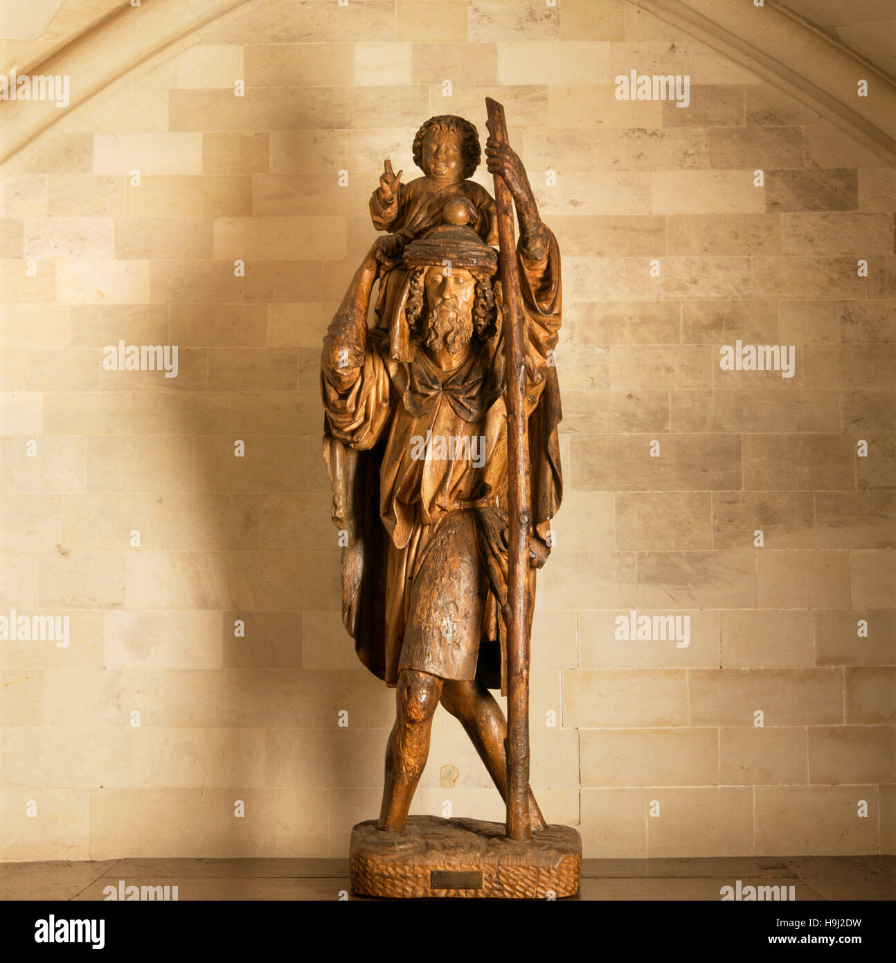 Der Speisesaal zugeschrieben Nahansicht des 15. Jahrhundert Lindenholz Statue von St. Christopher tragen den Säugling Christus George Syrlin die ältere Stockfoto