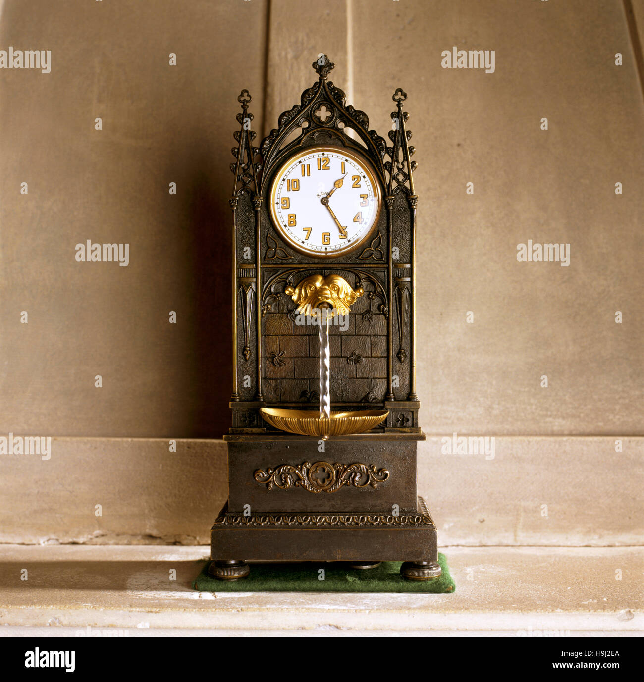 Nahaufnahme der Schweizer Gothic "Brunnen" Uhr in der vorherigen Raum in Anglesey Abbey. Stockfoto